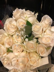 Flowers gift basket in Miami - White Roses